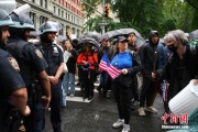 三亚美国多地举行“没有国王”抗议活动